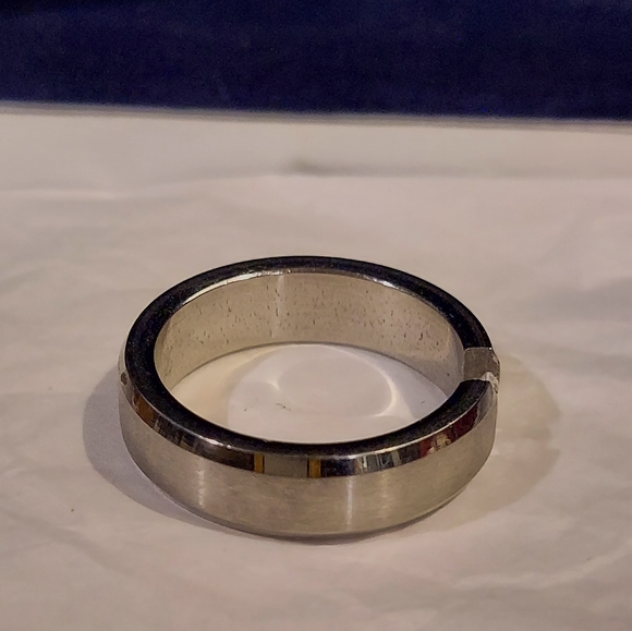 MENS BS STAINLESS STEEL WEDDING BAND BEVELED EDGES BAND HAS GAP W/ STONE SIZE 12 - Picture 5 of 8